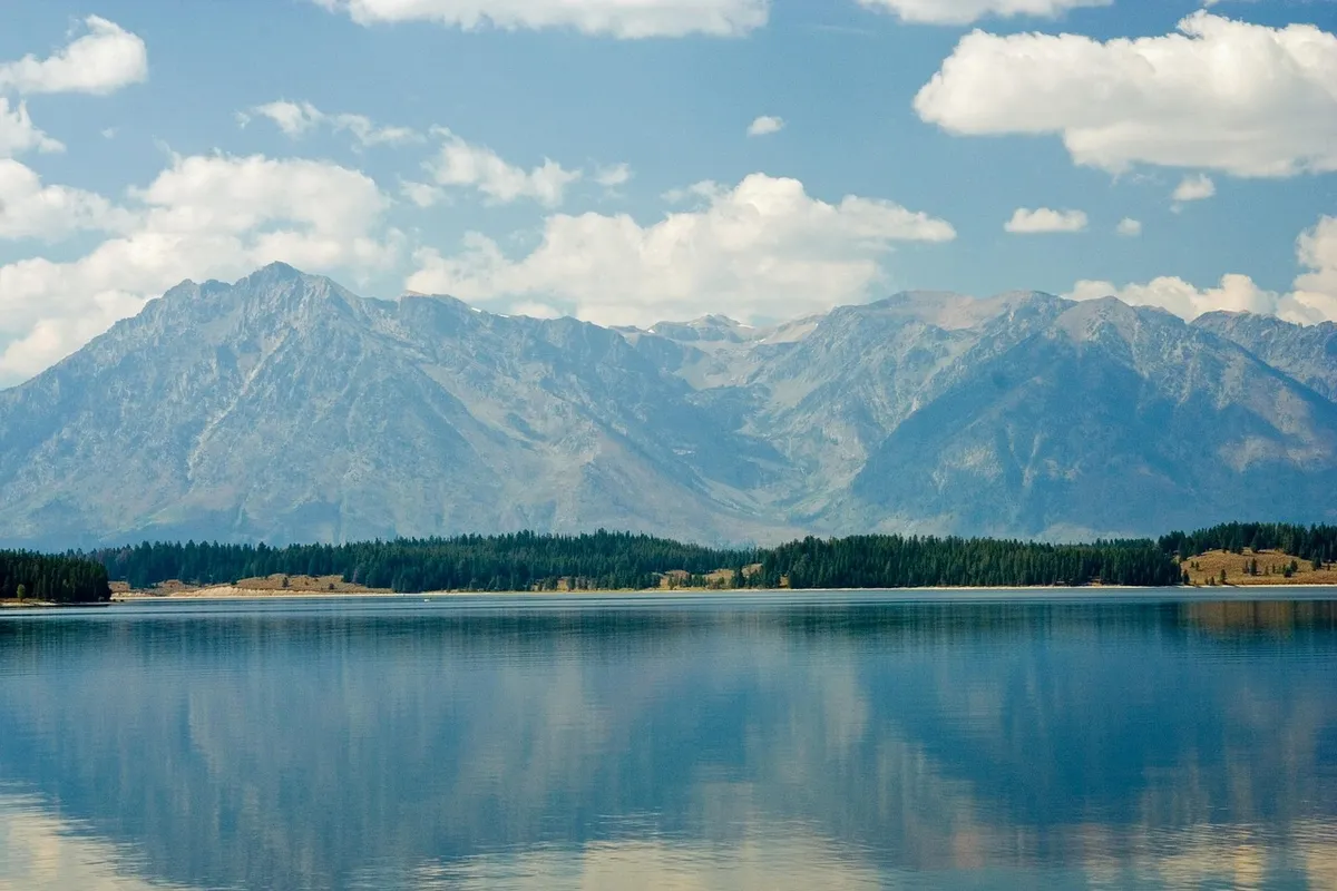 Paisagem do Yellowstone com águas termais e montanhas