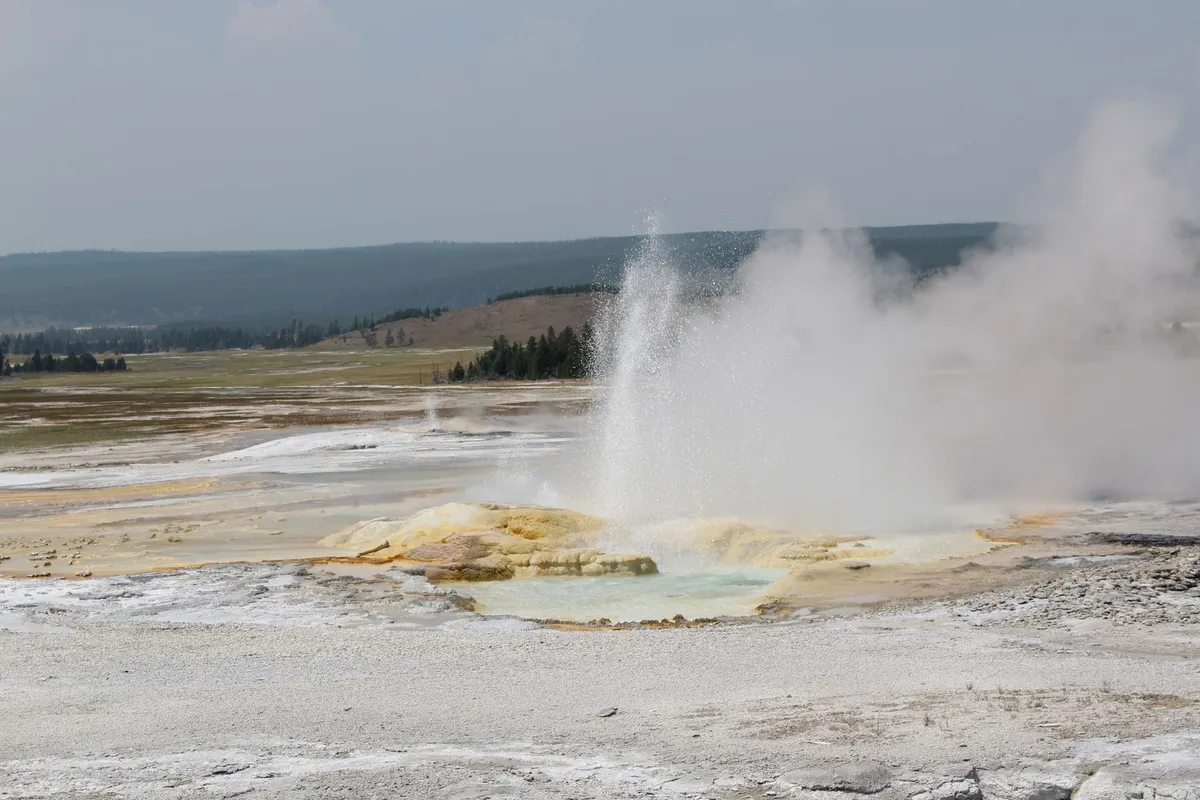 Erupção de gêiser no Parque Nacional Yellowstone