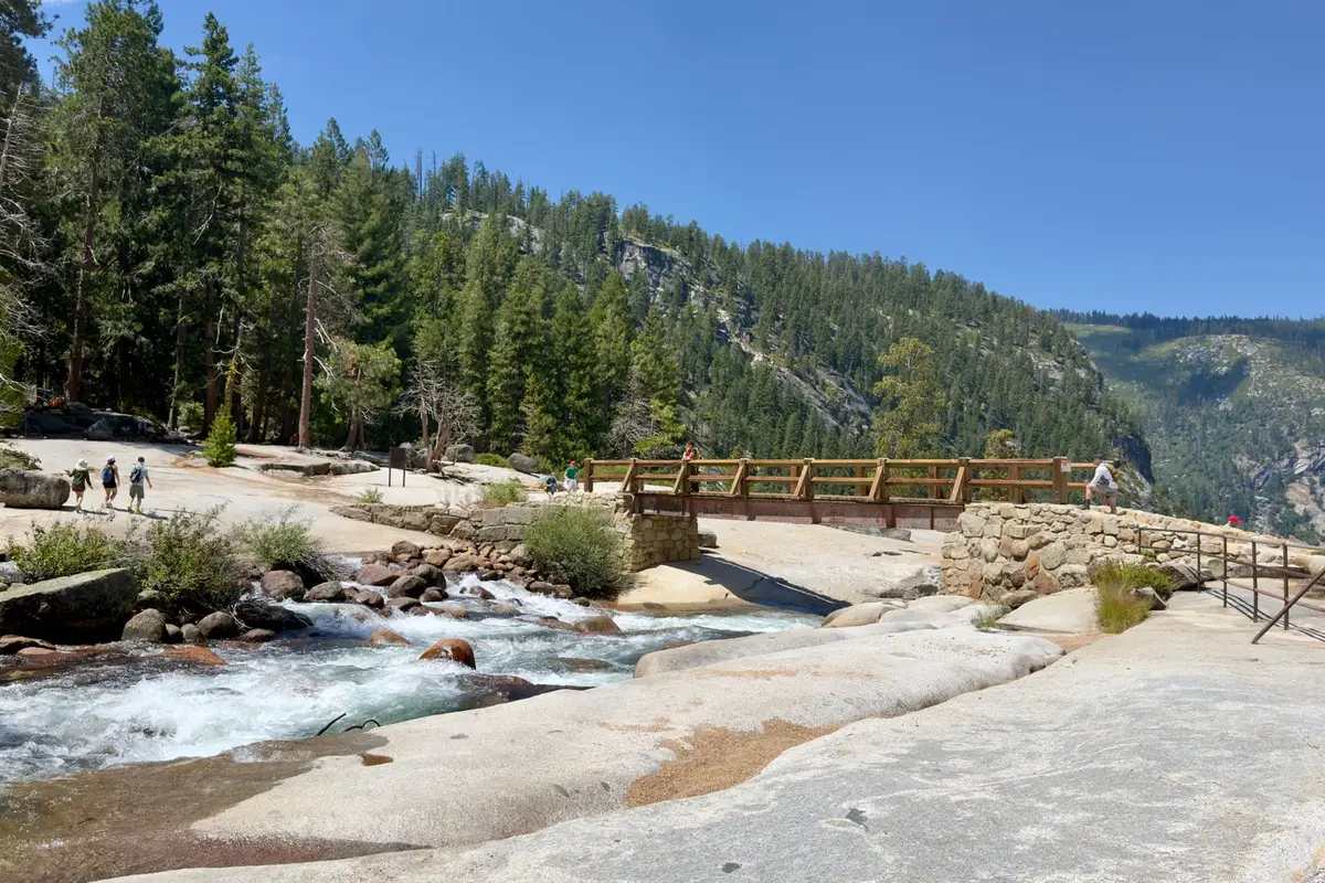 Trilha com ponte de madeira no Yosemite National Park