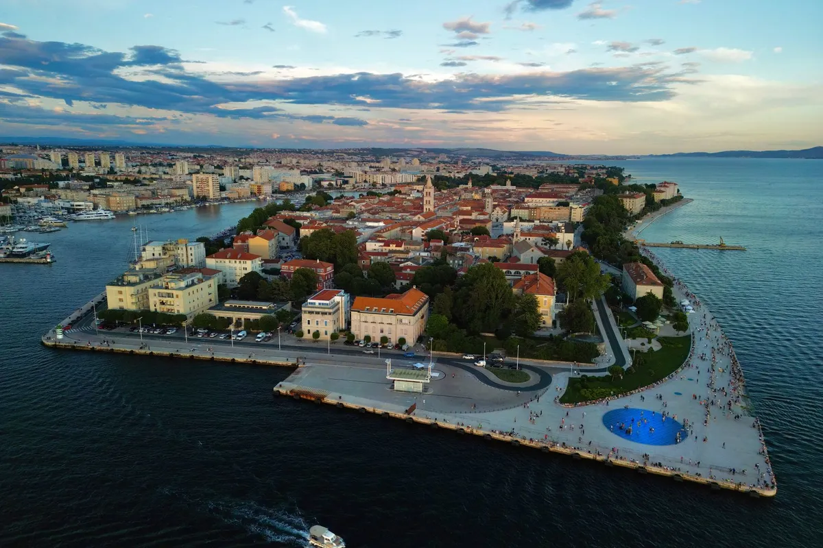 Península histórica de Zadar ao entardecer