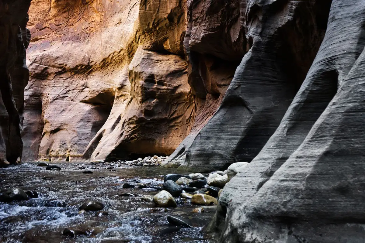 Rio passando por cânion no sul de Utah