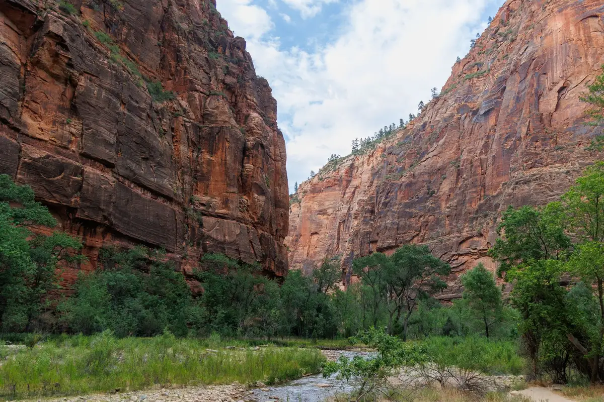 Rio passando por cânion no sul de Utah