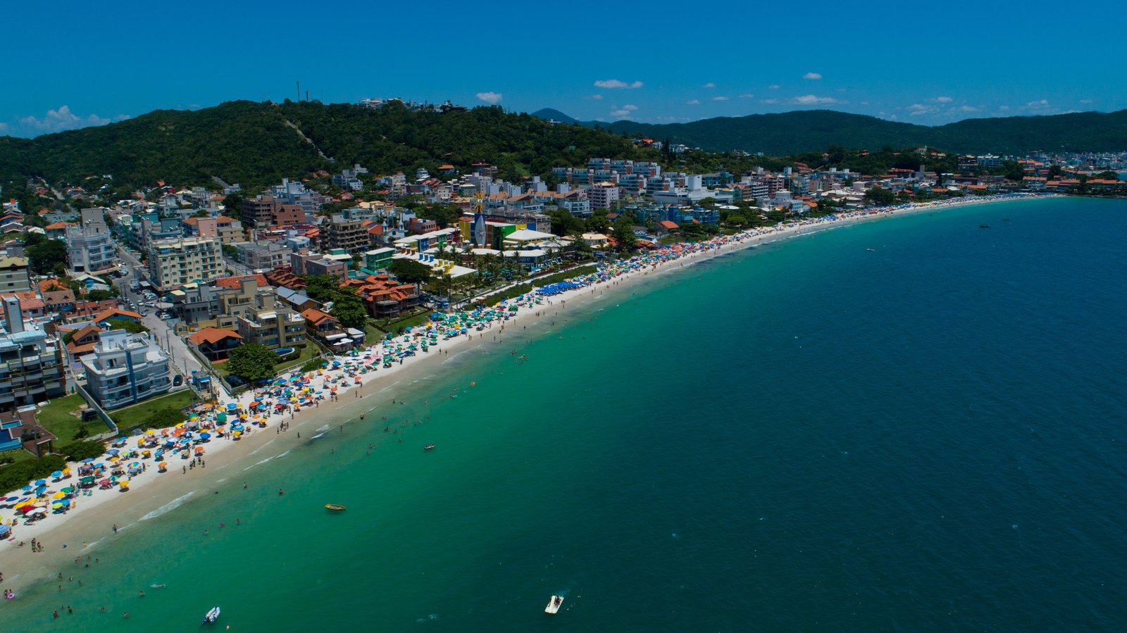 Vista aérea da Praia de Bombinhas Centro e sua faixa de areia
