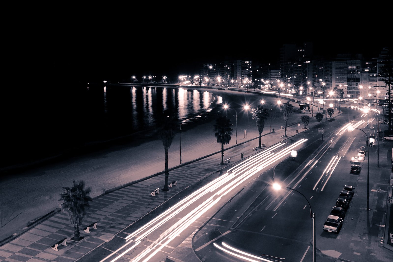 Rambla e Playa Pocitos à noite em Montevidéu