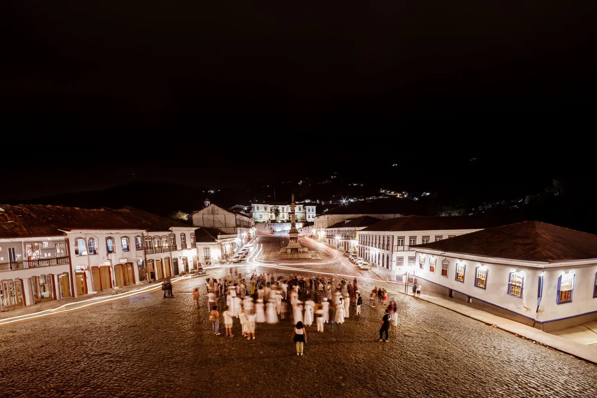 Praça Tiradentes iluminada à noite, em Ouro Preto
