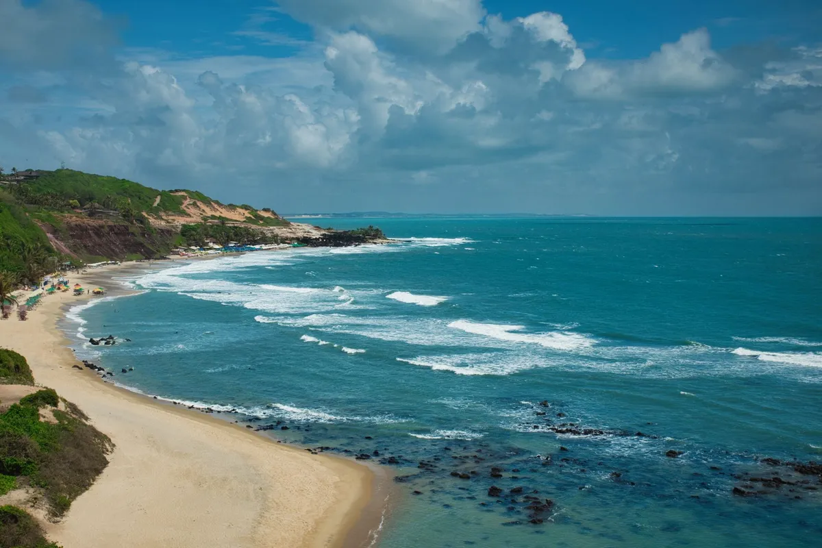 Praia do Amor em Pipa com mar azul e falésias verdes