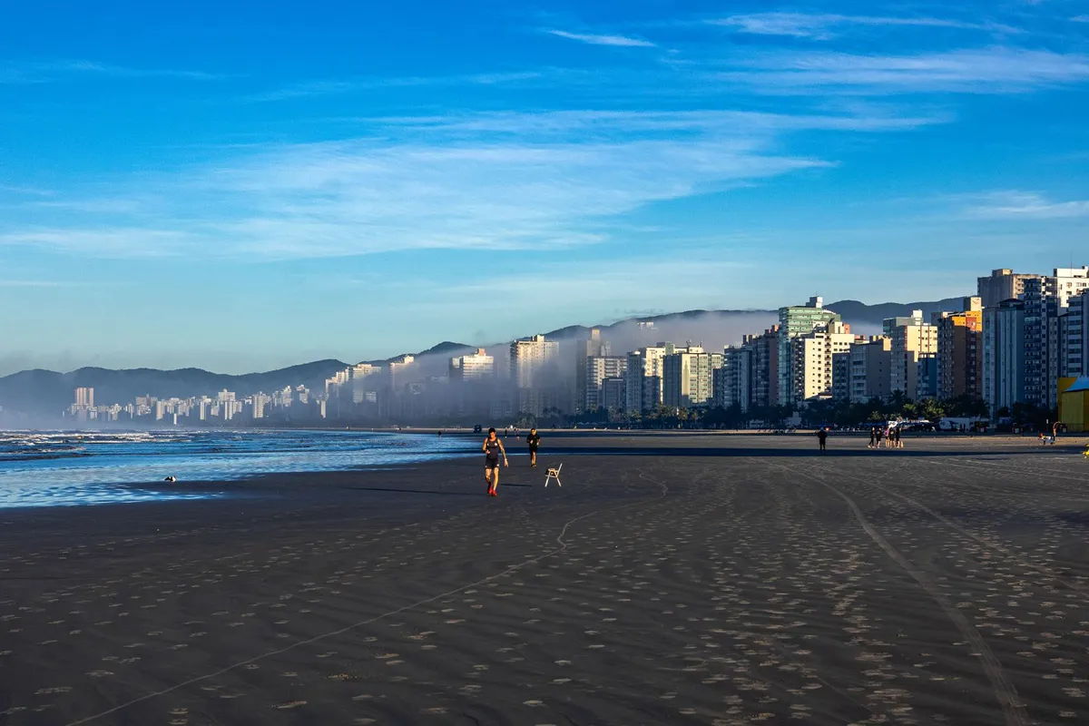 Mar, faixa de areia e orla urbana de Praia Grande, São Paulo