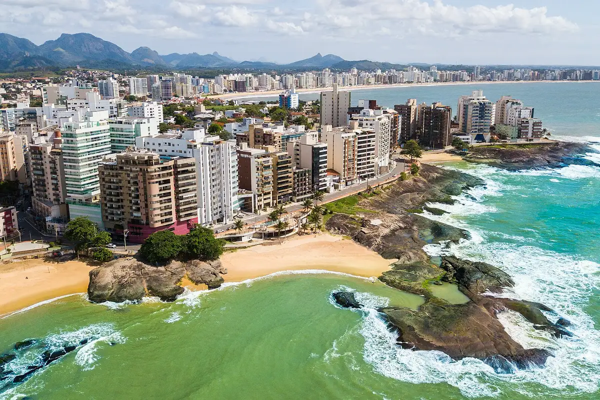 Praias e edifícios do Centro de Guarapari vistos do alto