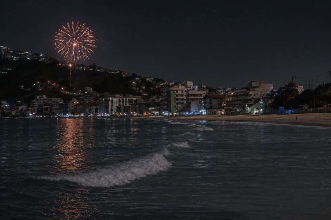 Cena editorial noturna de fogos sobre a orla de Arraial do Cabo