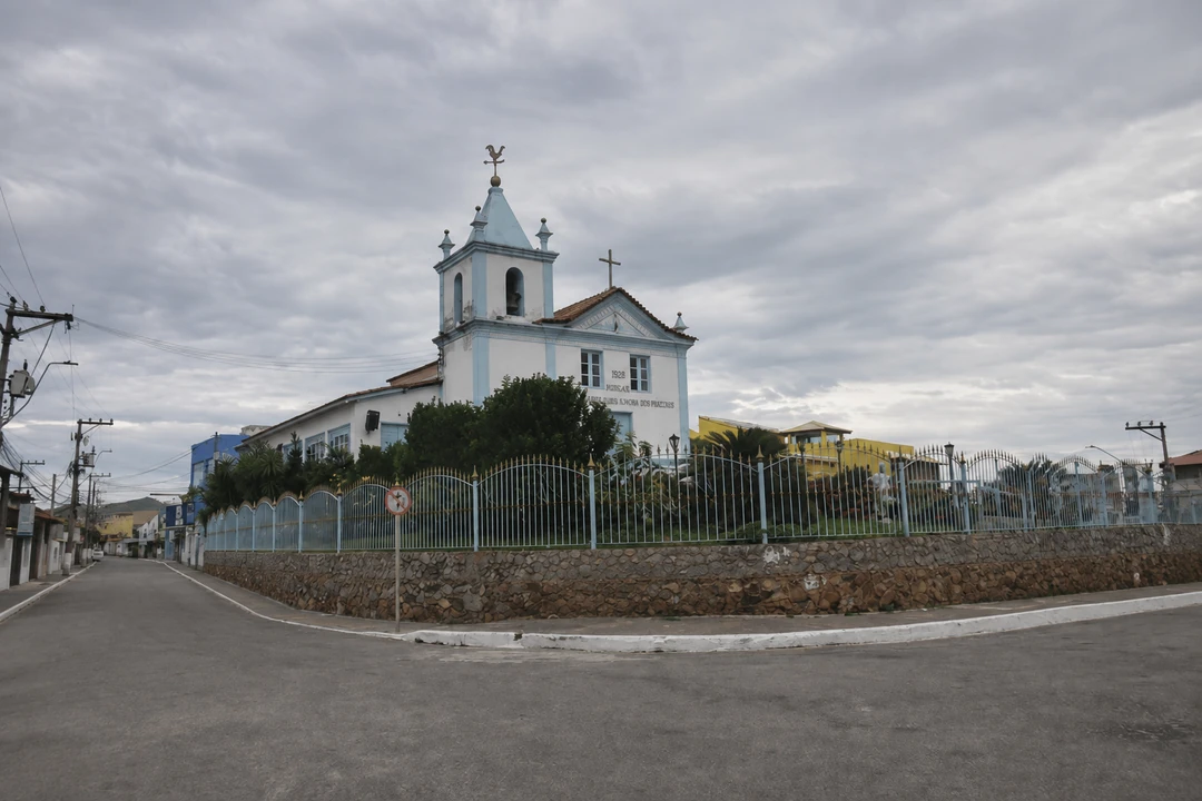 Imagem editorial da Igreja Nossa Senhora dos Remédios, em Arraial do Cabo