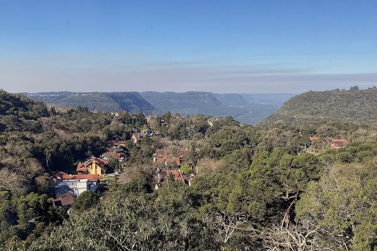 Bairro Planalto em Gramado, com casas e o Vale do Quilombo ao fundo
