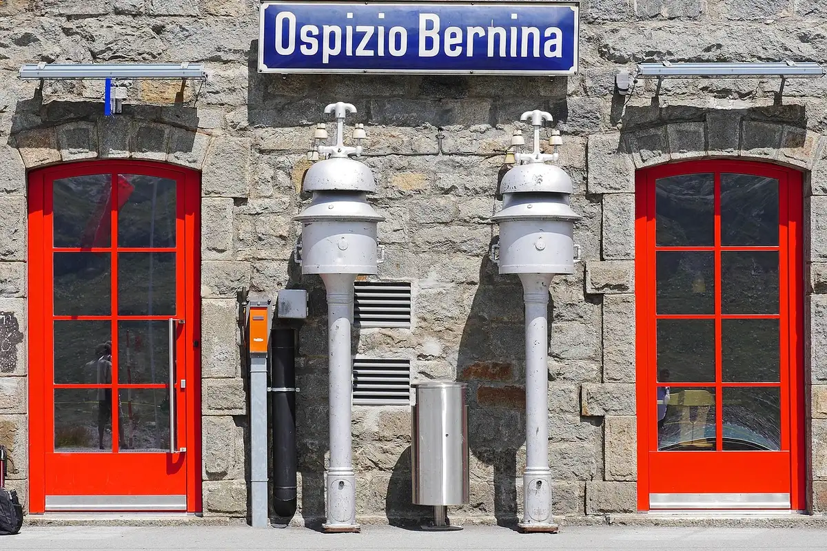 Trem panorâmico no Passo Bernina, nos Alpes suíços