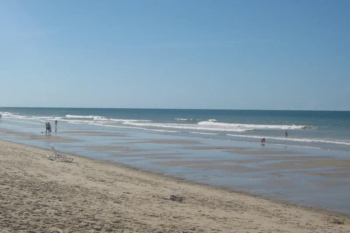 Faixa de areia e mar de Porto das Dunas, em Aquiraz
