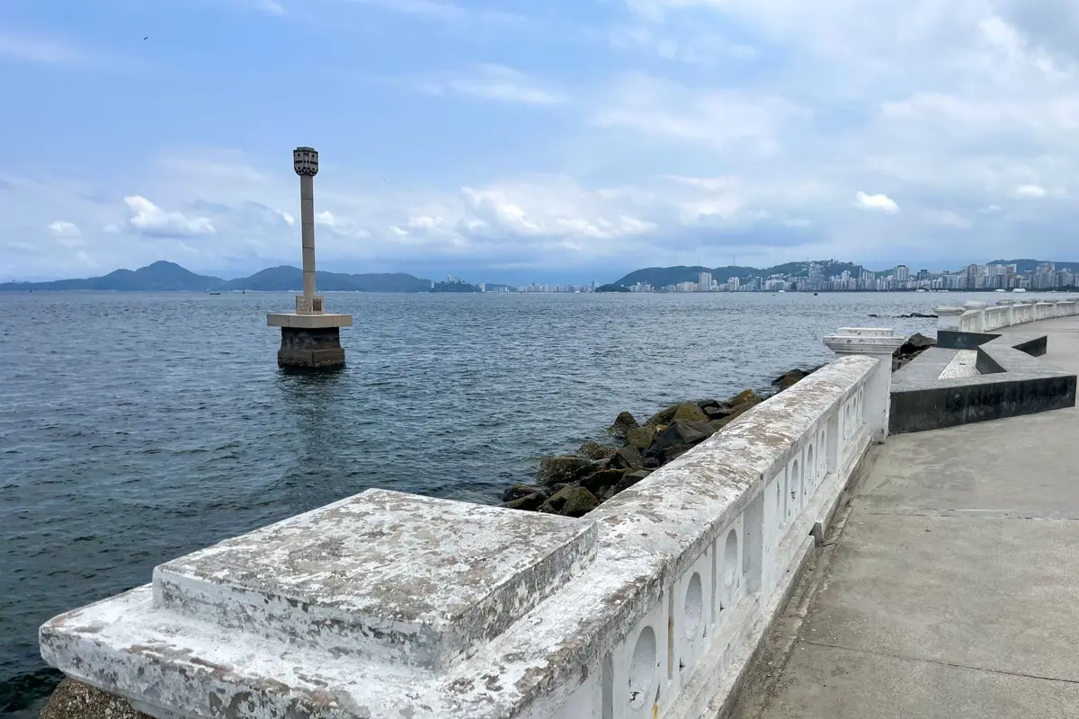 Ponta da Praia em Santos, com o monumento junto à água e a orla ao fundo