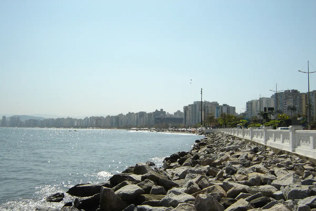 Orla de Santos vista da Ponta da Praia durante o dia