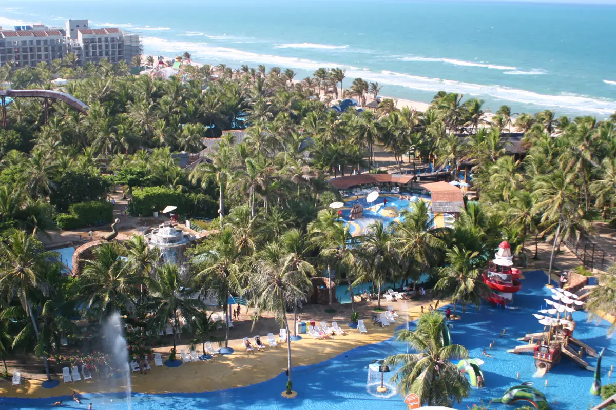 Vista do Aqua Park e do litoral de Porto das Dunas, em Aquiraz