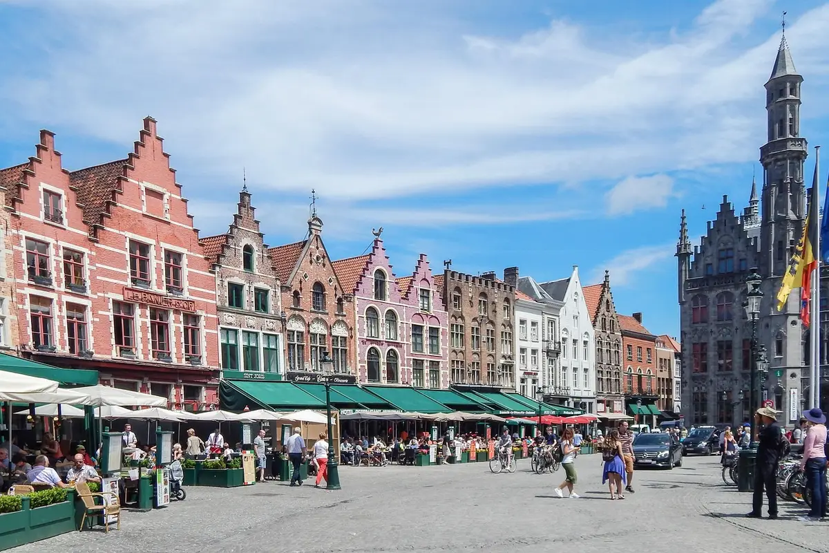Praça do Mercado de Bruges com o Belfort ao fundo