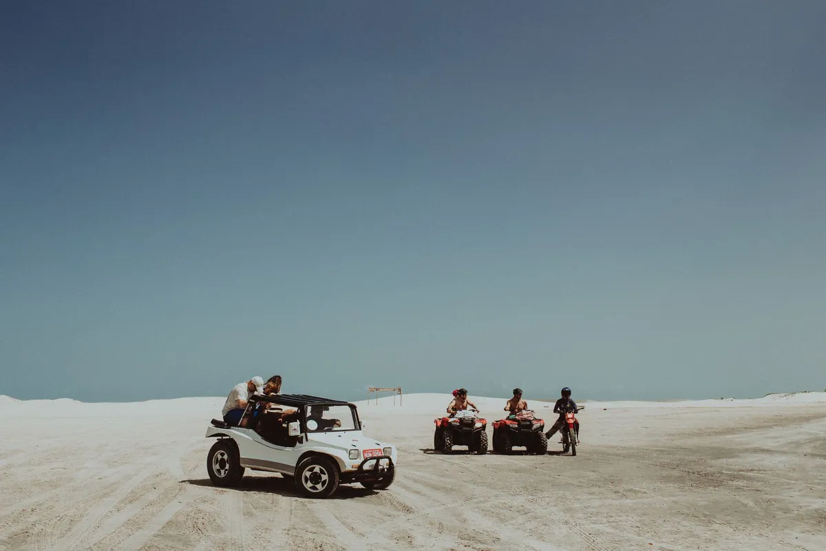 Buggy e veículos 4x4 percorrem as dunas de areia no acesso a Jericoacoara, Ceará