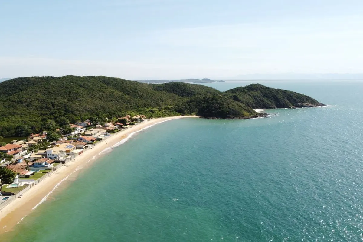 Costa de Búzios vista do mar com casas coloridas na orla durante o verão