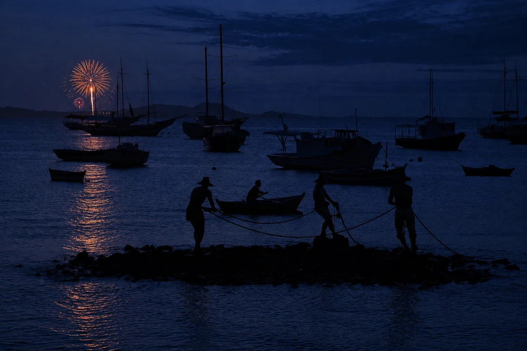 Enseada de Búzios à noite, com barcos ancorados e fogos genéricos ao fundo