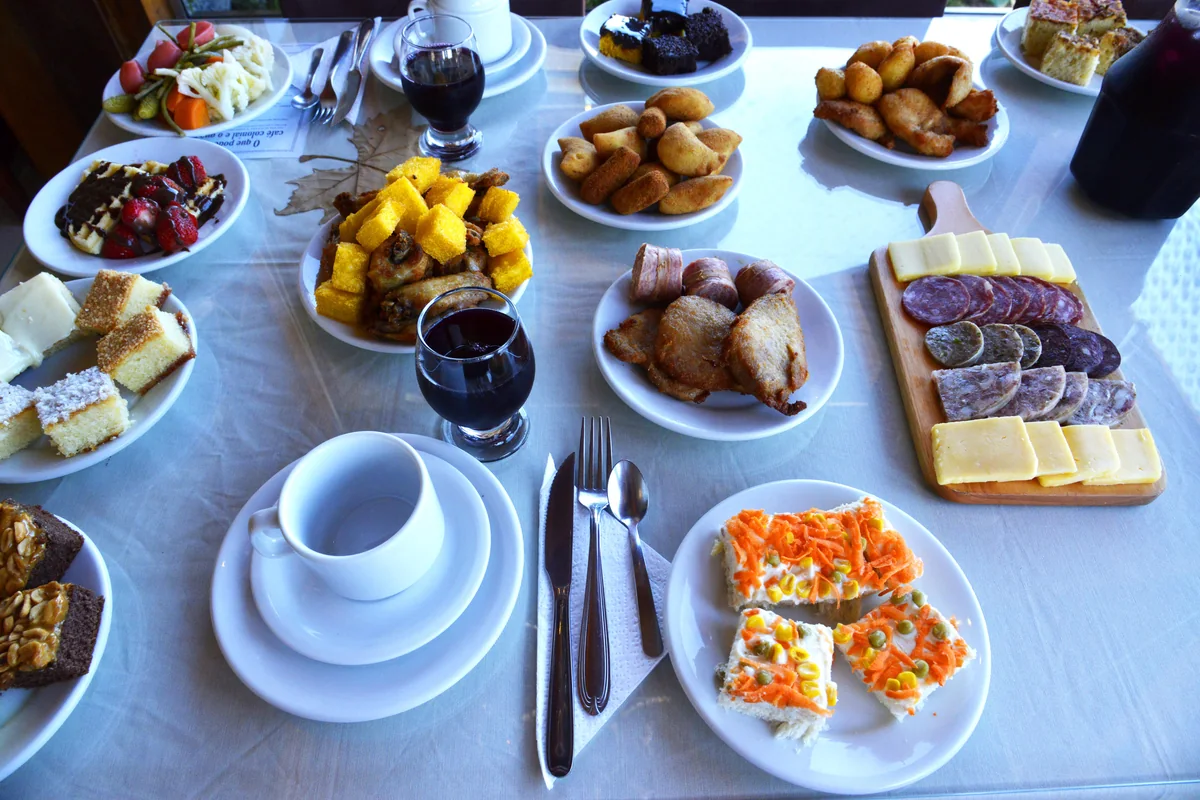 Mesa de café colonial em Canela, na Serra Gaúcha