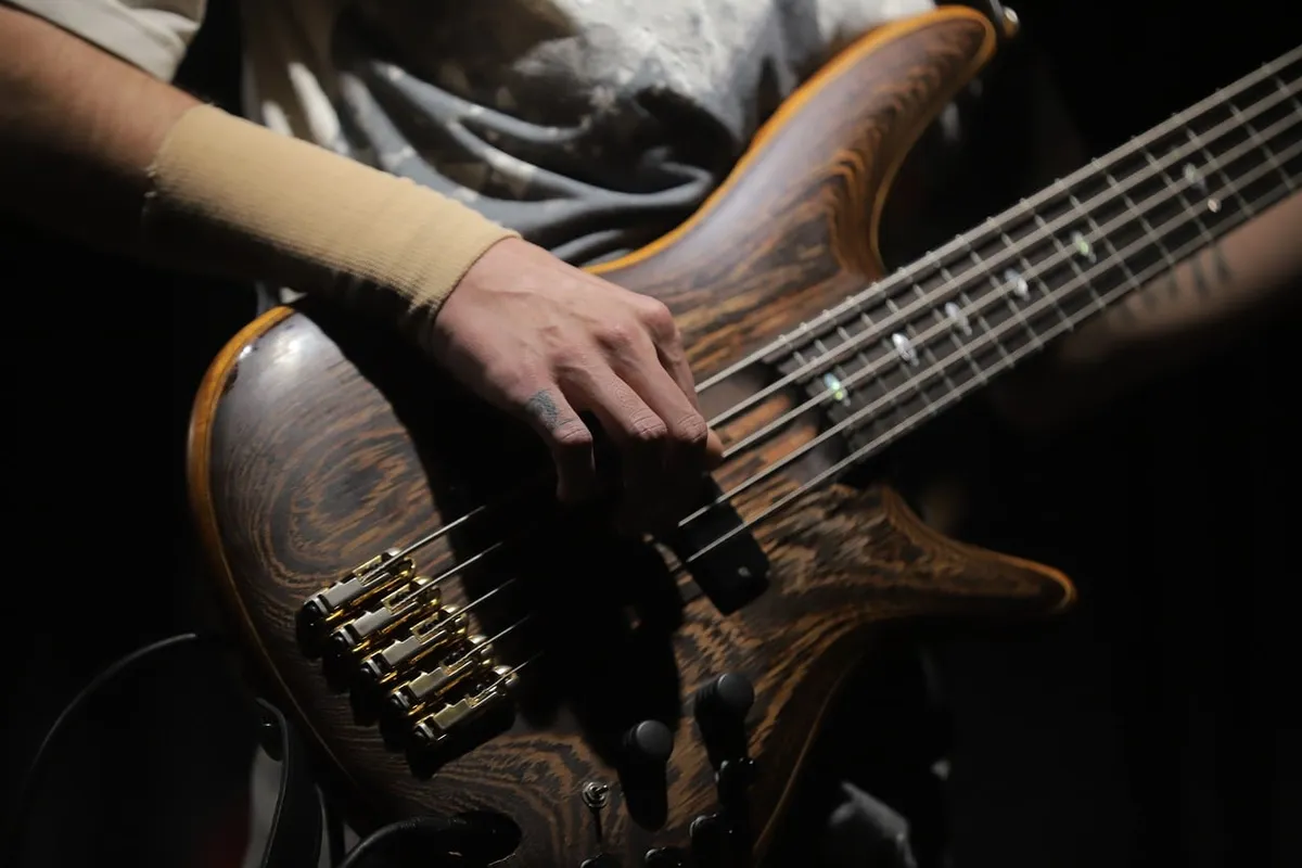 Baixista tocando em show, imagem ilustrativa do festival de rock