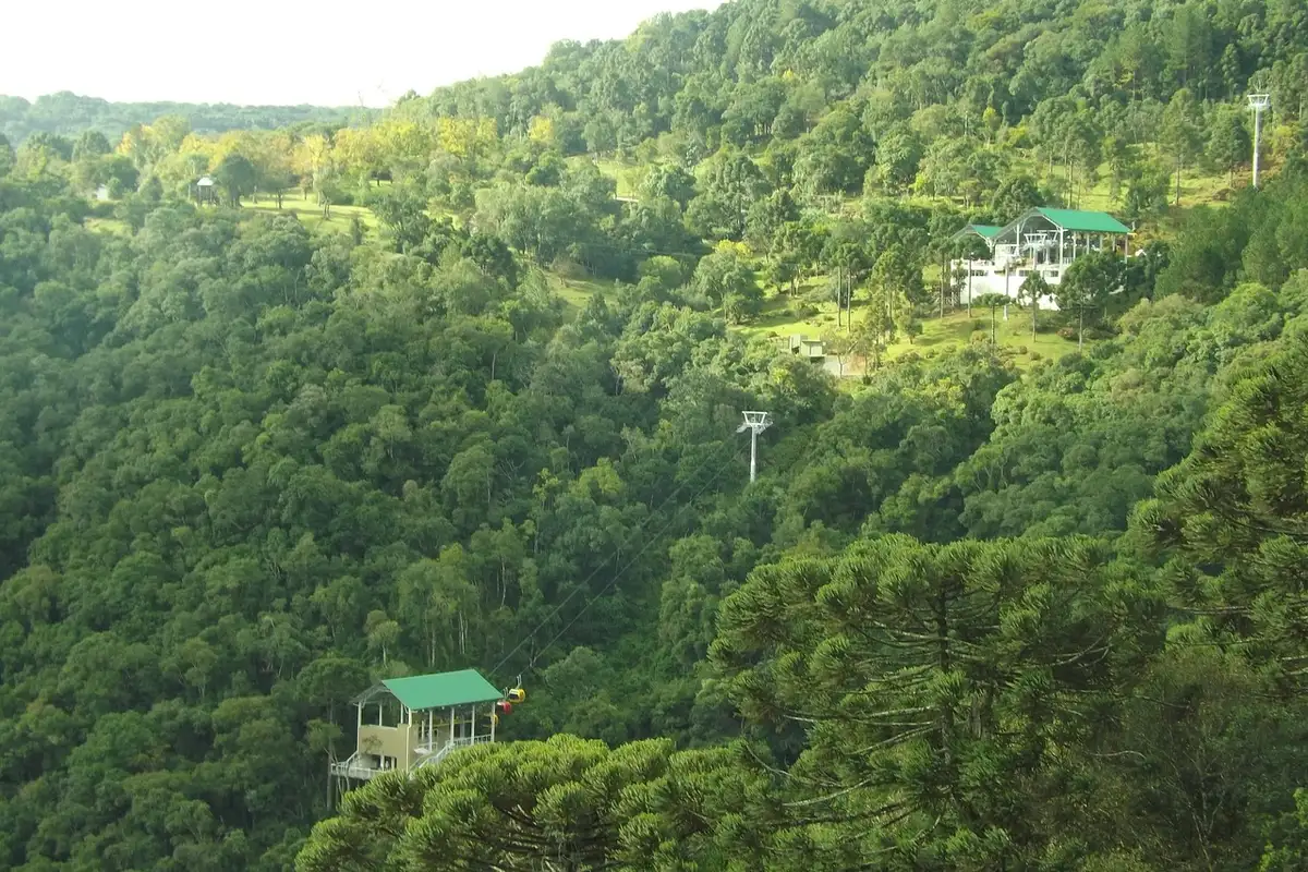 Bondinhos aéreos sobre o vale da Cascata do Caracol, em Canela