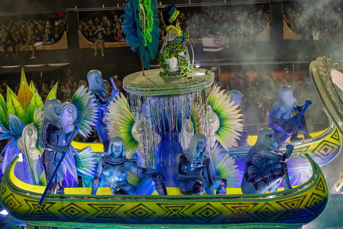 Alegoria de escola de samba em desfile anterior no Sambódromo