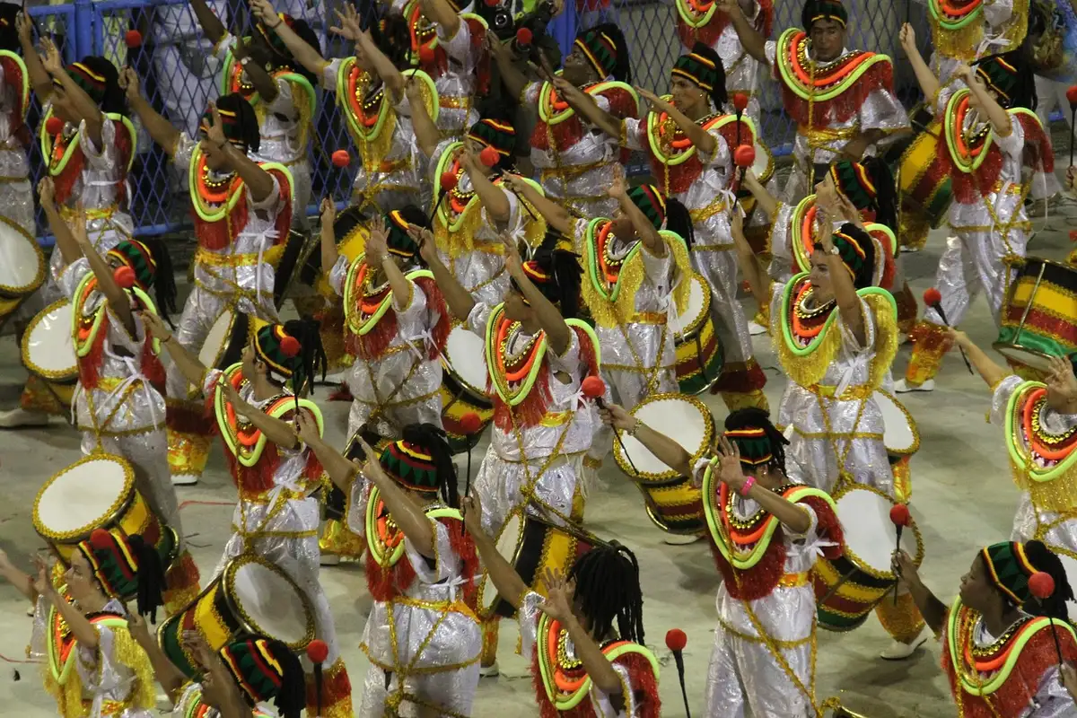 Integrantes de bateria em desfile anterior do Carnaval do Rio