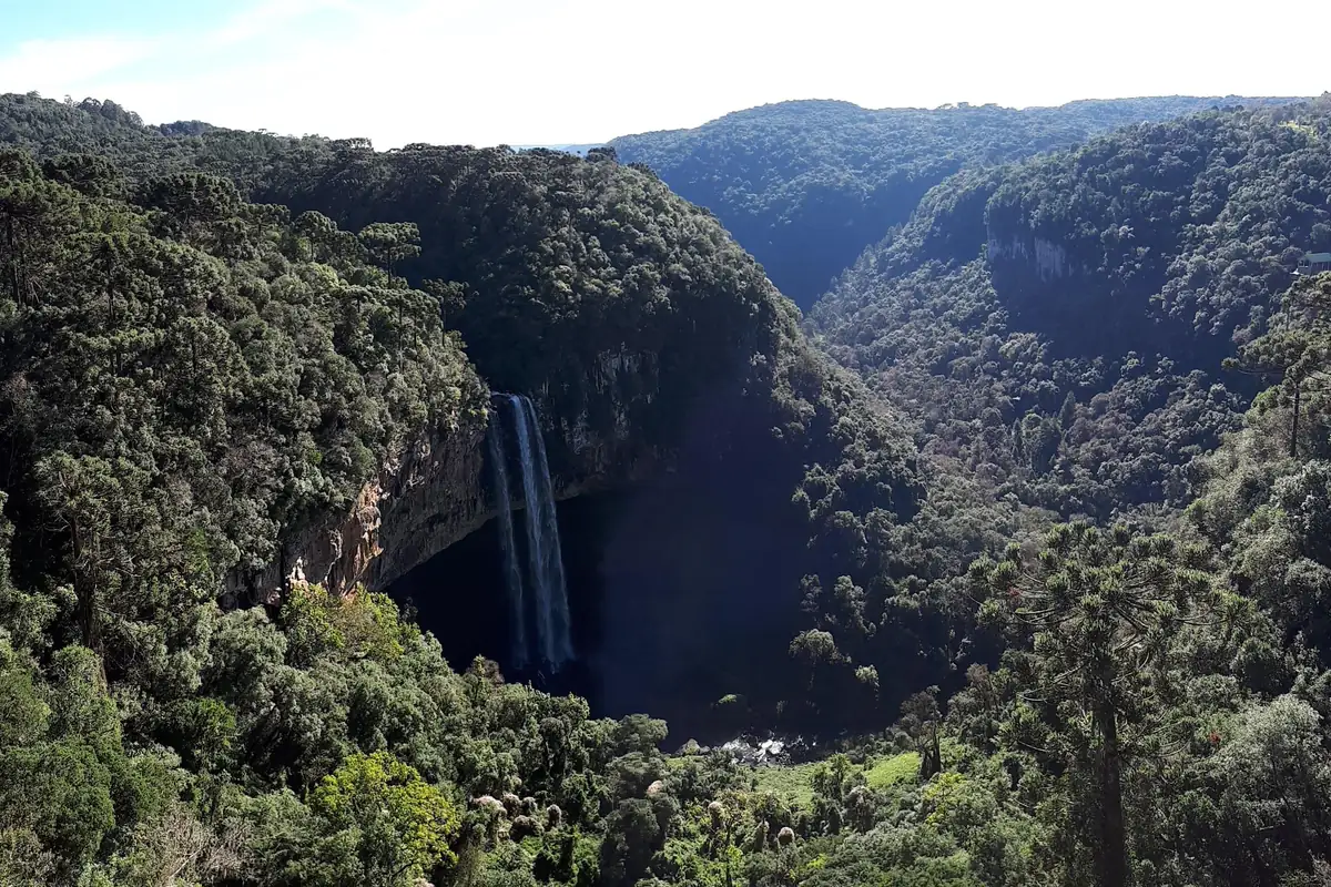 Queda d’água da Cascata do Caracol entre paredões e mata nativa