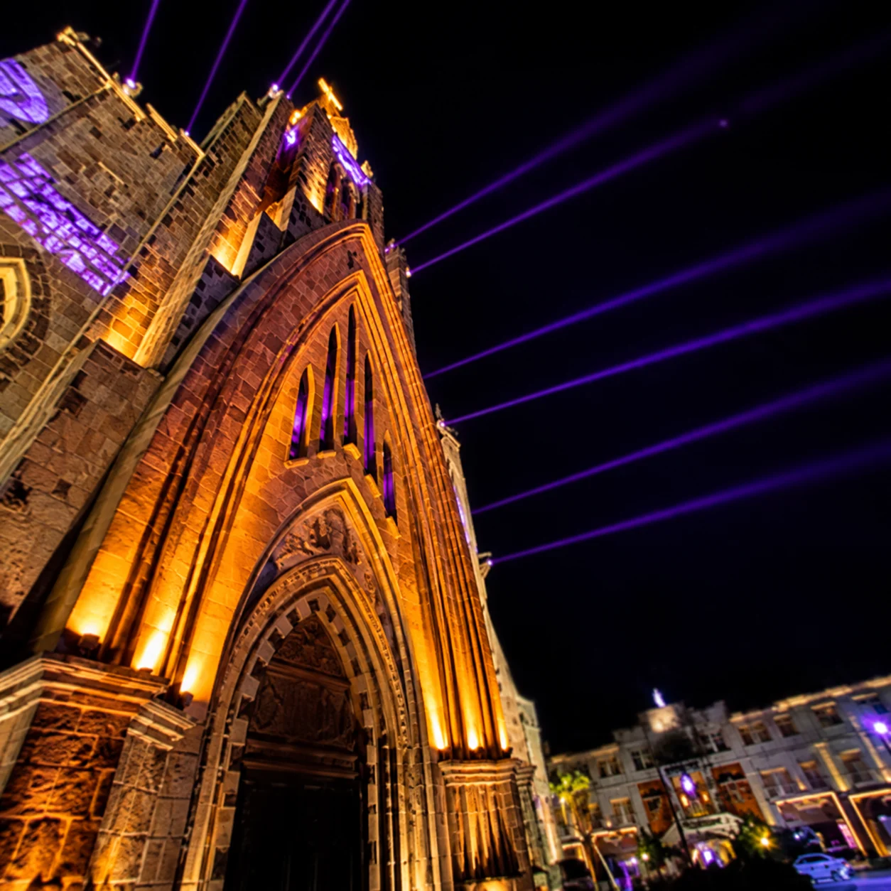 Façade de la Catedral de Pedra illuminée par des faisceaux de lumière violette