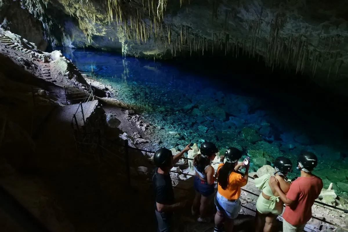 Poço de água cristalina dentro de caverna na Chapada Diamantina