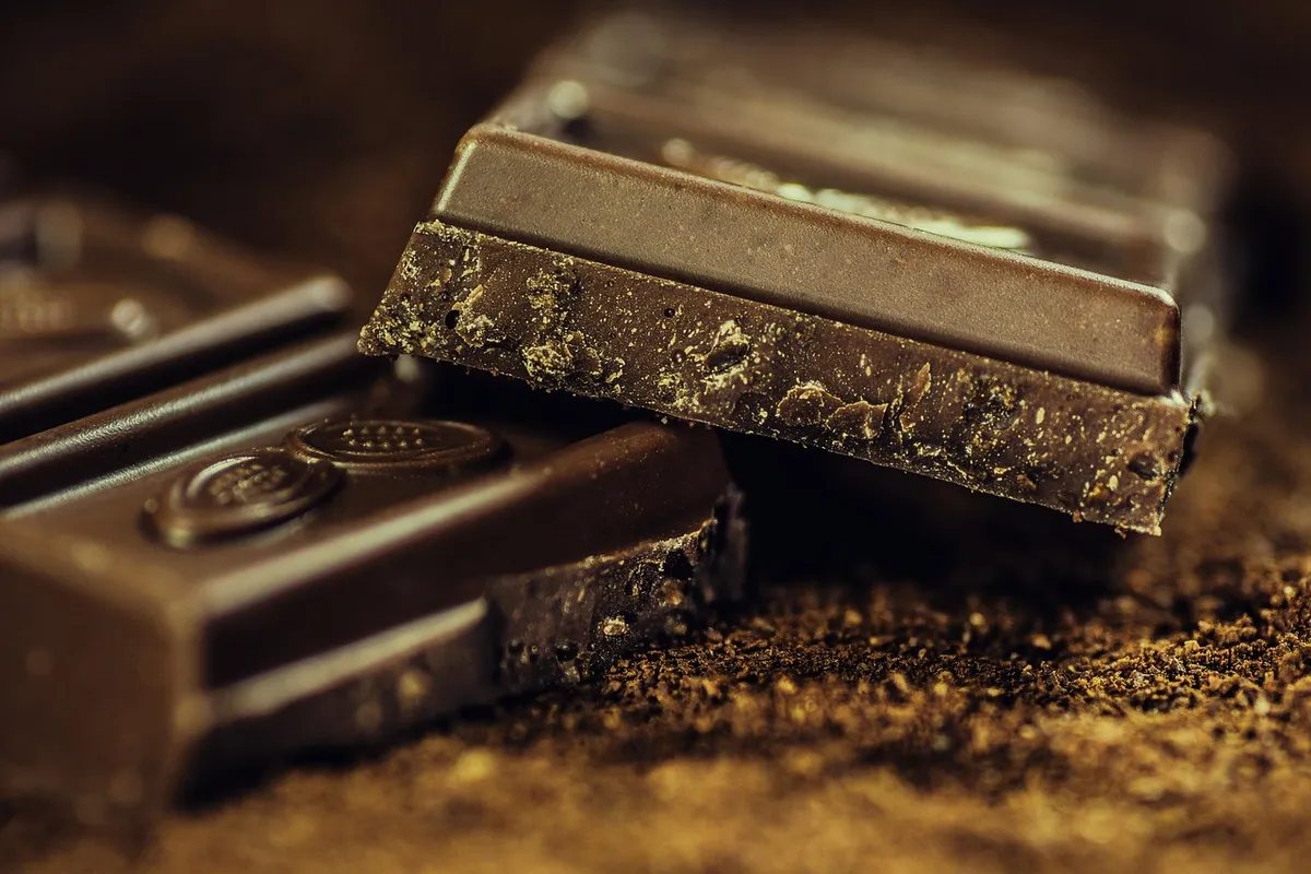Chocolate belga artesanal em vitrine de loja em Bruges