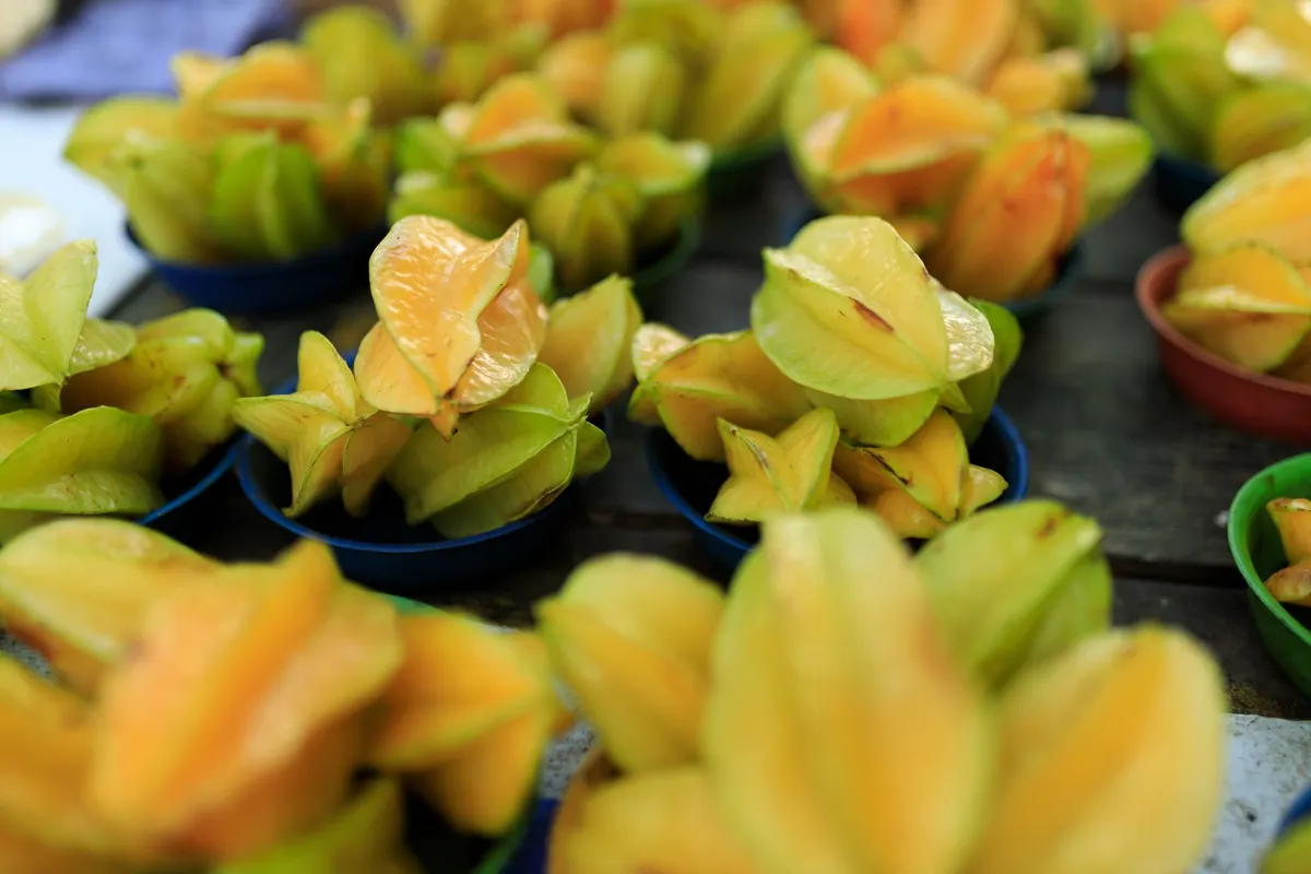 Frutas tropicais expostas em mercado a céu aberto, cena comum no Ver-o-Peso em Belém do Pará