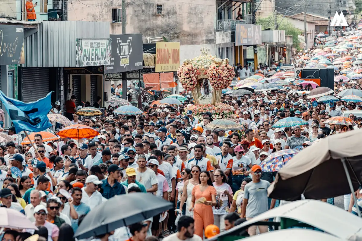 Multidão reunida nas ruas durante celebração popular, cenário típico do Círio de Nazaré em Belém
