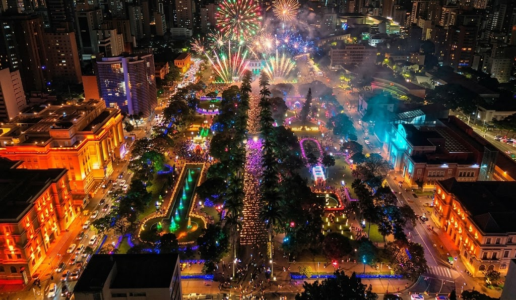 Imagem gerada por IA da Praça da Liberdade em Belo Horizonte com fogos de artifício