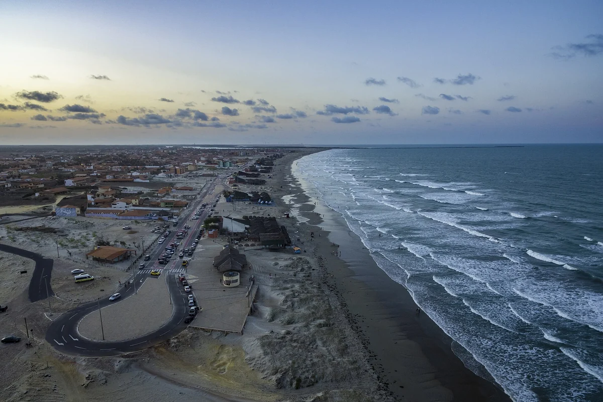 Vista aérea da praia de Atalaia em Luís Correia, com orla à esquerda e mar à direita
