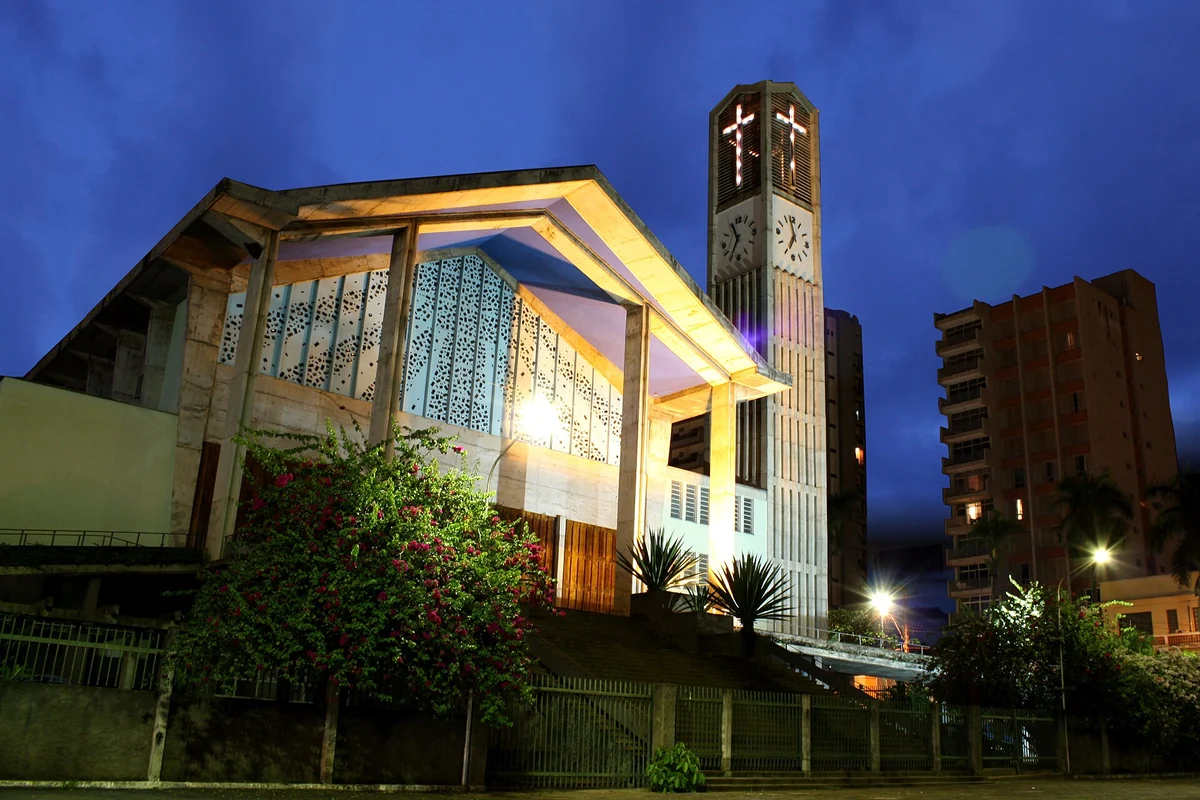 Igreja Matriz São João Batista iluminada à noite em Olímpia