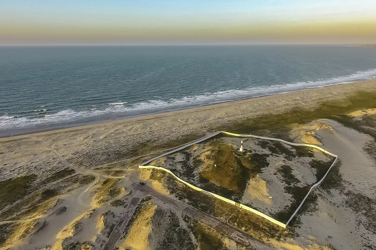 Vista aérea da costa de Itaqui em Luís Correia, com dunas e mar