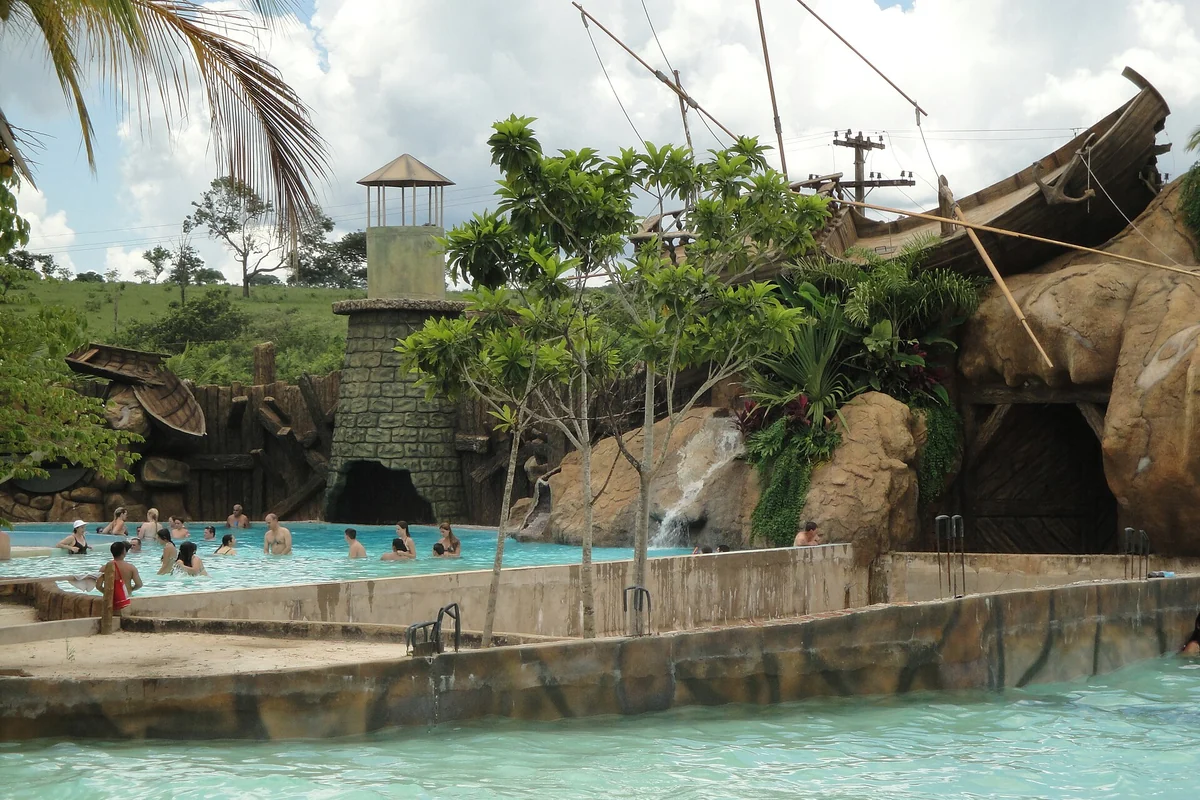Piscina do Thermas dos Laranjais com cascata e decoração de embarcação em imagem de arquivo