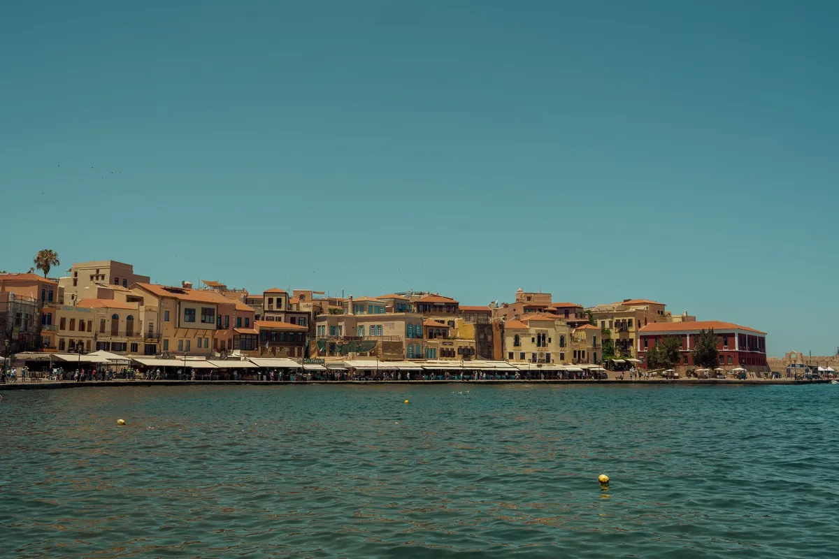 Porto veneziano de Chania em Creta, com casario colorido à beira-mar