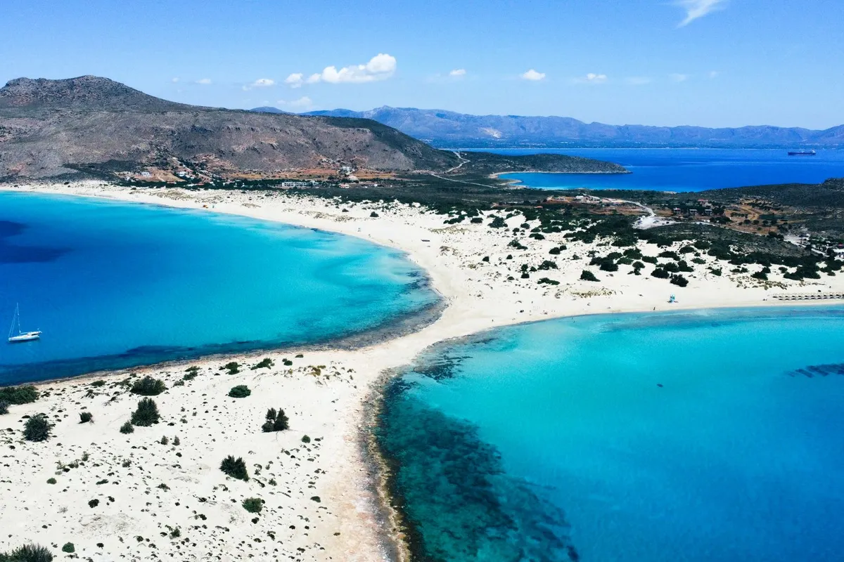 Vista aérea da praia de Elafonissi em Creta com areia de tom rosado