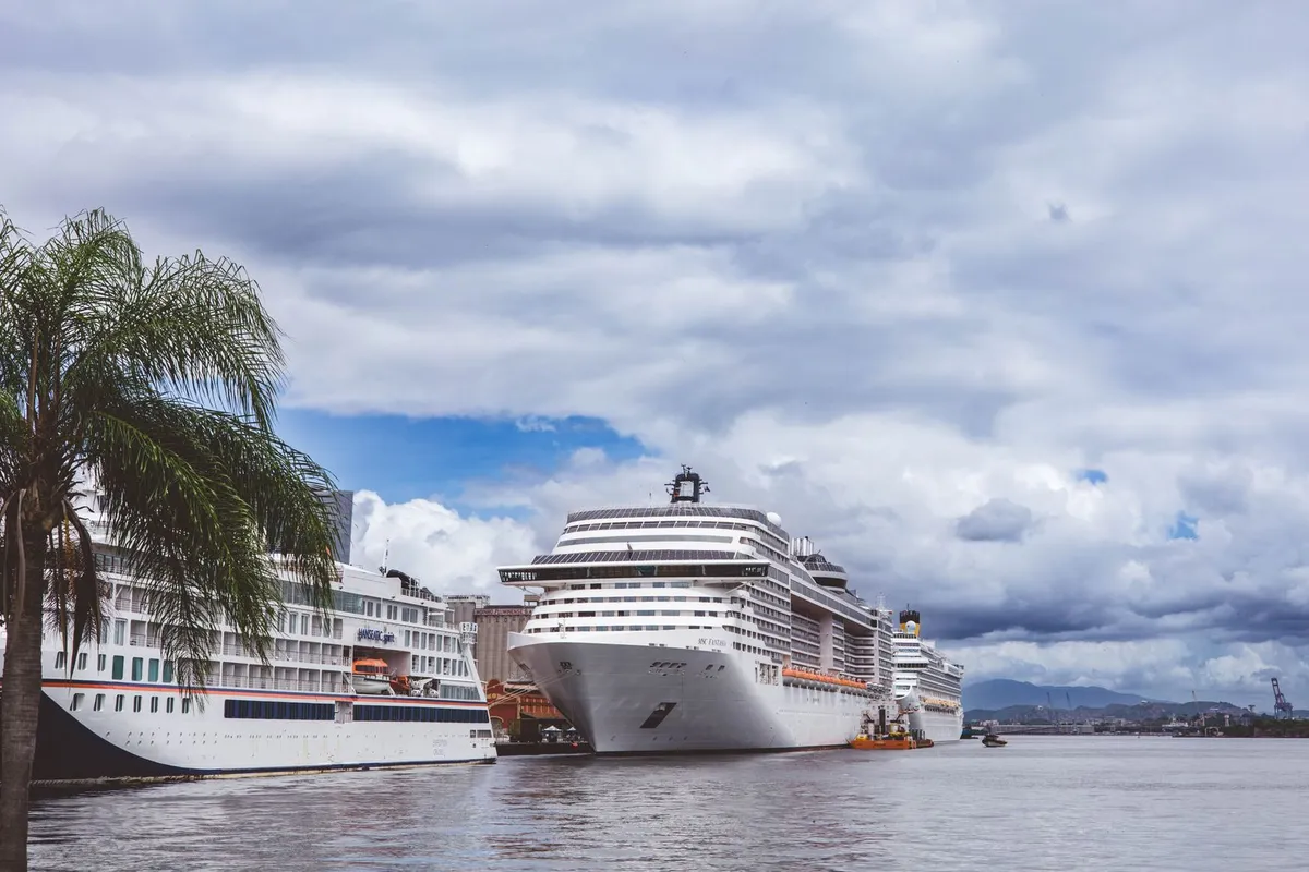 Navios de cruzeiro atracados em porto brasileiro antes do embarque de Carnaval