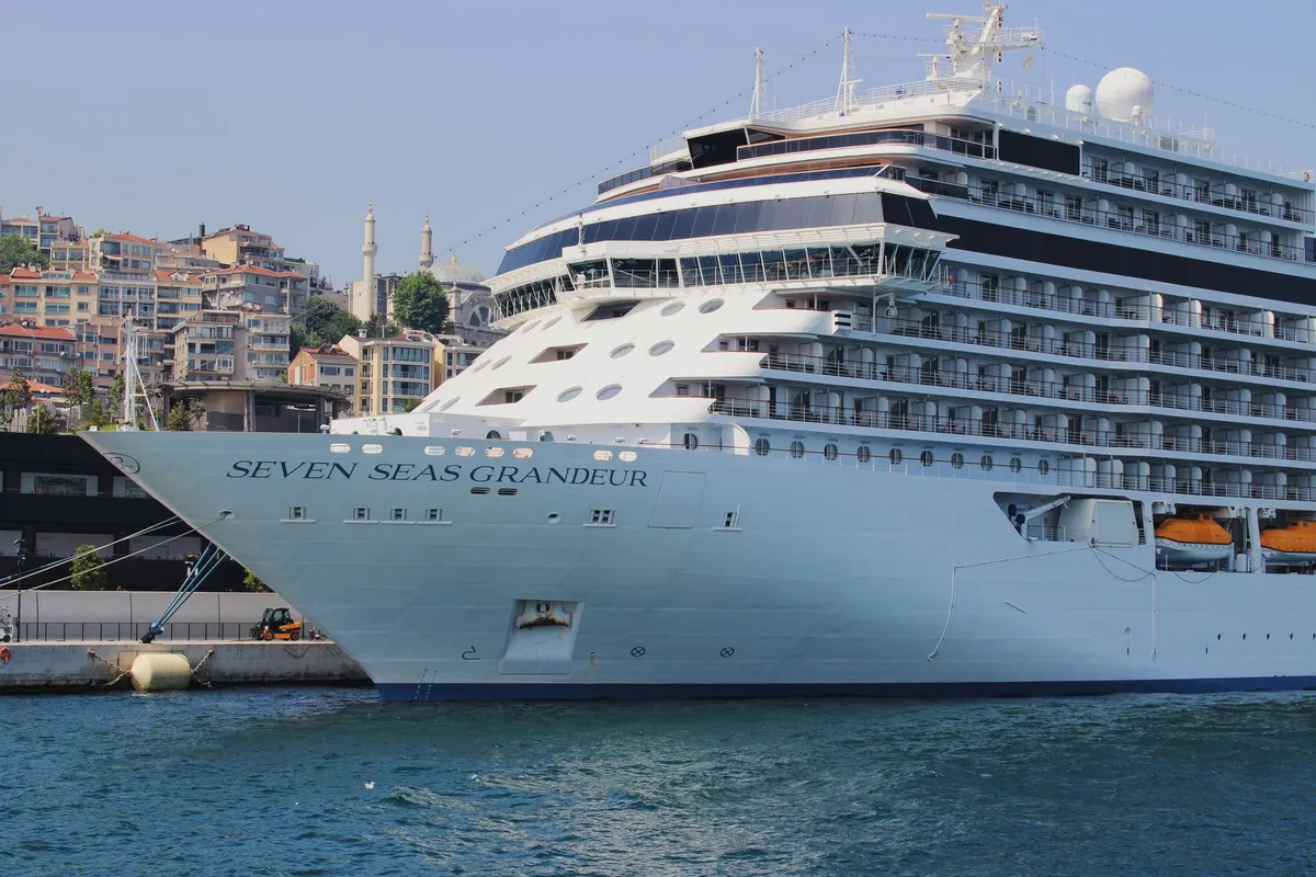 Navio de cruzeiro atracado em porto para embarque de réveillon