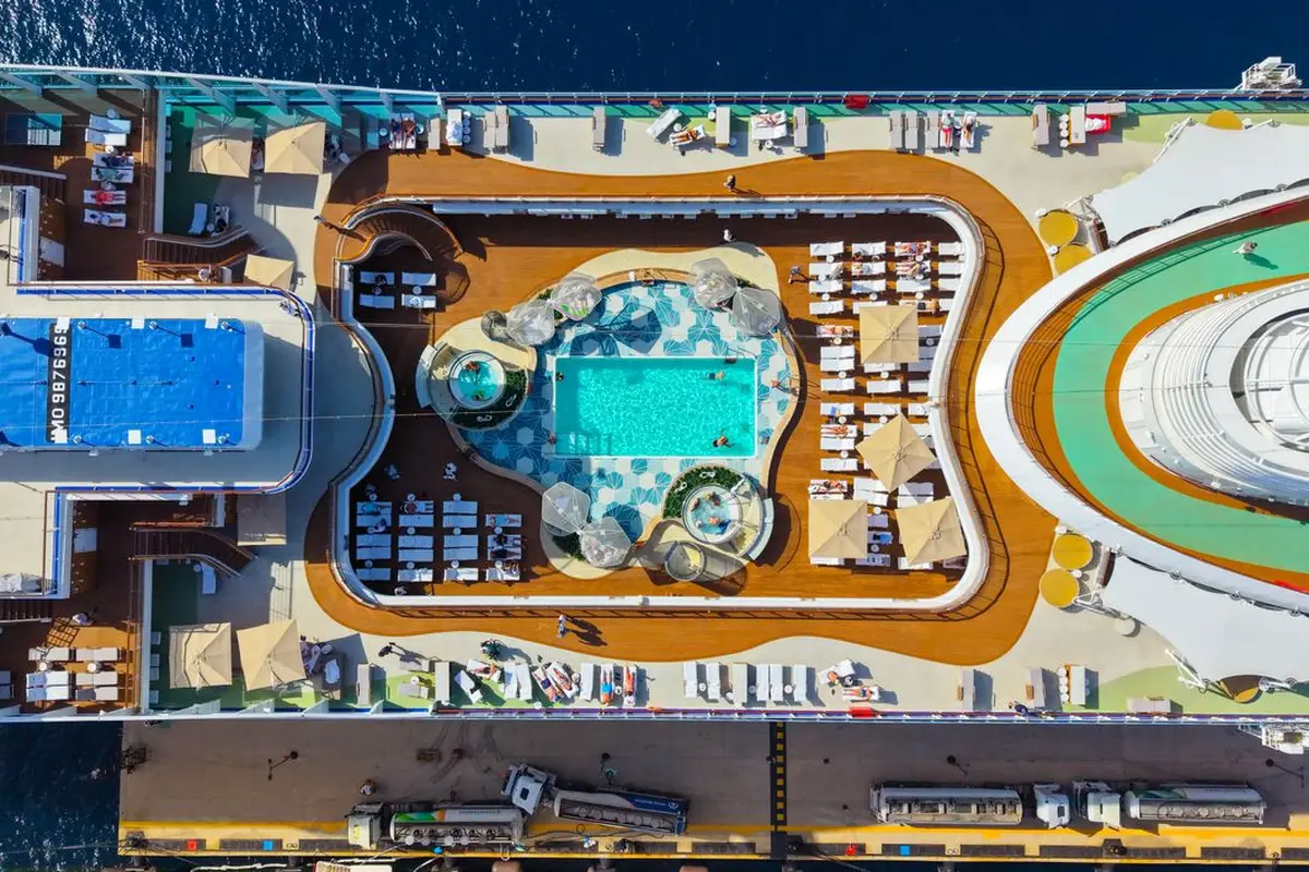 Vista aérea da área de piscinas e deck de navio de cruzeiro em alto-mar
