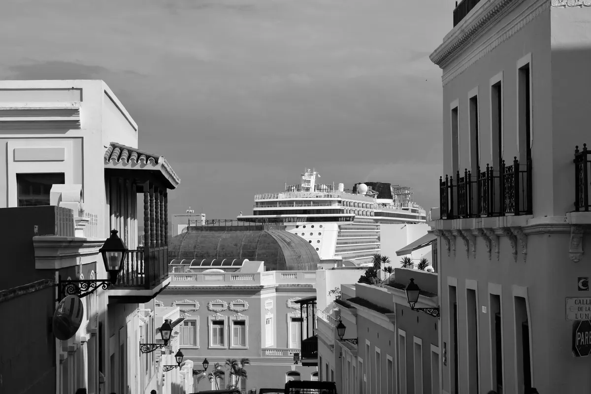 Navio de cruzeiro visto em San Juan, Porto Rico, escala do roteiro