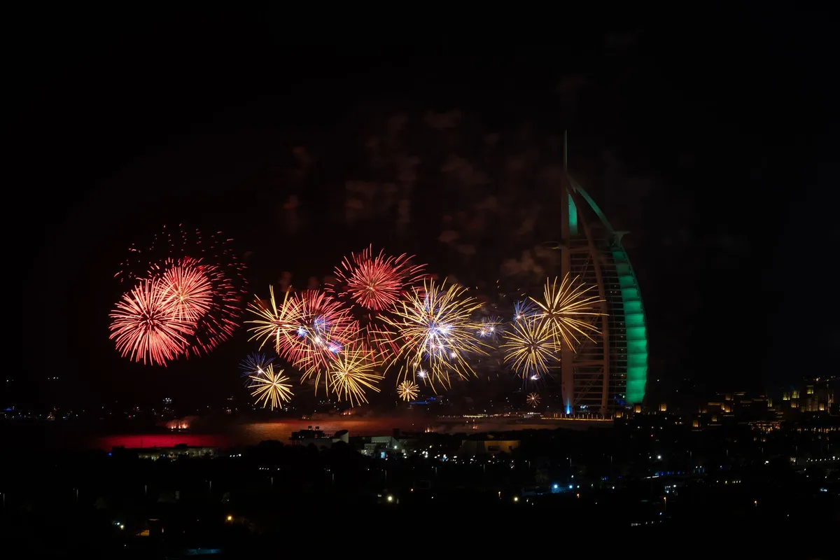 Fogos iluminando o céu ao lado do Burj Al Arab em Dubai