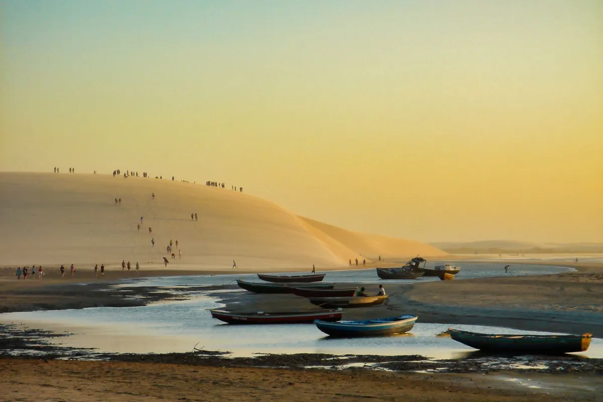 Dunas de Jericoacoara ao entardecer, com o mar ao fundo — cenário da virada de ano novo