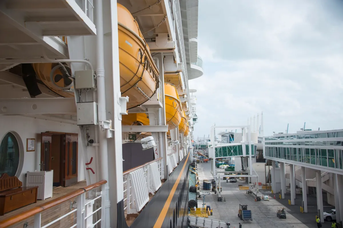 Deck de navio de cruzeiro preparado para embarque de passageiros