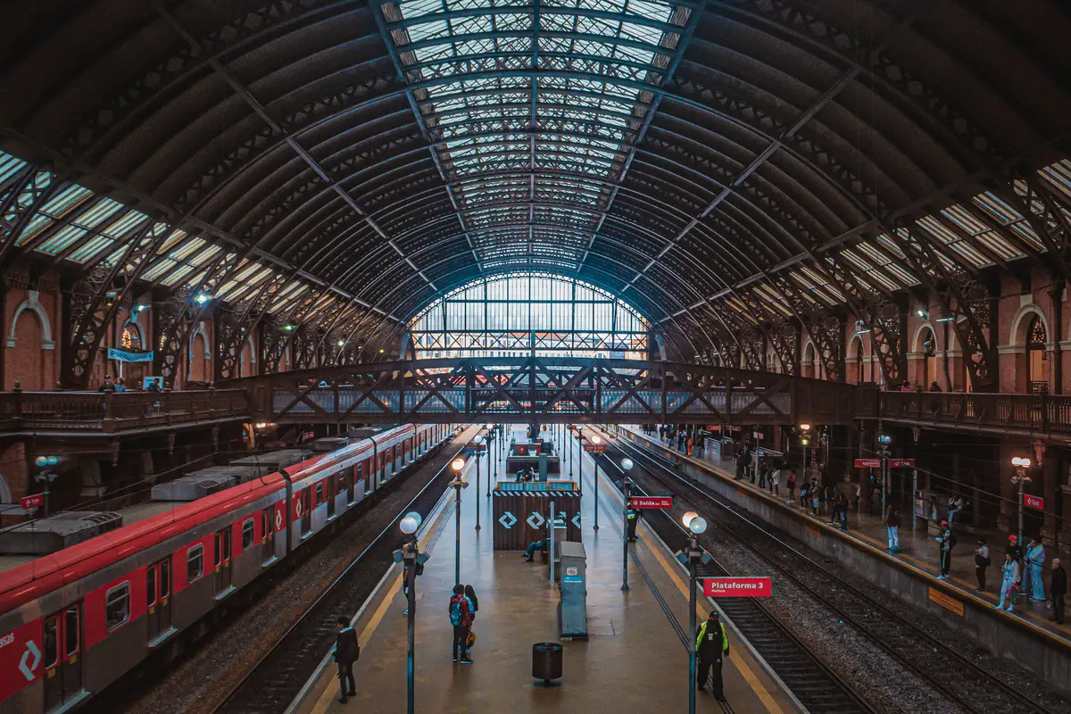 Plataformas da Estação da Luz, em São Paulo, acesso de metrô e trem à Pinacoteca